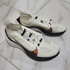 Nike gravity sneakers